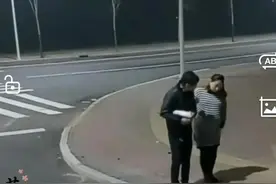 丈夫陪怀孕8个月妻子散步，累了就坐在自己背上感动无数人图片
