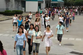 广东打工爱情故事：第四章 使用美男计图片