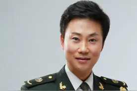 耿为华：娶小14岁娇妻，宠妻15年后遭抛弃，离婚时与女儿抱头痛哭图片