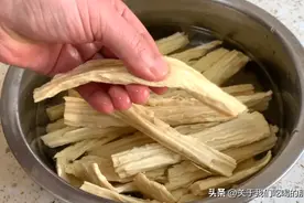 过年吃腐竹，别用清水泡，教你饭店做法，筋道不夹生，又快又省事图片