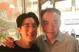房祖名晒亲密合影，为女星庆生，网友询问成龙这是要有儿媳妇了？图片