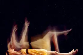 人走后真的会消失吗？爱尔兰女子全家福中拍到“鬼”，是真是假？图片