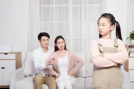 长大后跟父母不亲的小孩，多来自两类家庭，父母多加重视图片