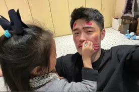 陈赫晒父女宅家日常，被俩女儿化妆涂指甲，自拍大花脸超得意图片