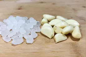1把冰糖和大蒜一起泡水喝，解决了不少家庭的烦恼，省钱还管用图片