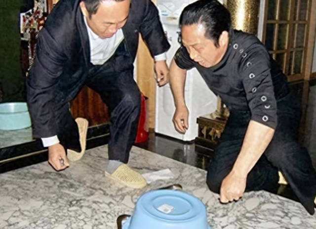 大师王林为几十名女星"床上开光"，一丝不挂用酒画符，场面炸裂！