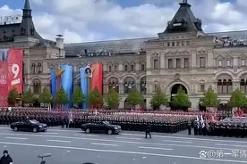 俄罗斯庆祝胜利日，万人方阵齐喊乌拉，克宫遇袭制造巨大悬念图片