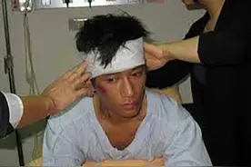 啤酒瓶砸头很容易碎？别被电影道具给骗了，头破了啤酒瓶都没碎图片