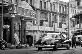 厕所门口挂了一幅对联，上联“来人不蹲就站”，下联一出堪称经典图片