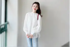 老师怎么穿的得体又大方？瞧这位老师的秋季穿搭，简约清爽又时髦图片