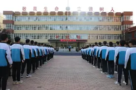 致敬劳动者 共筑中国梦——黄龙县中学第十周主题升旗仪式图片