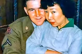数百年前日本老照片：美国大兵左拥右抱，妓女被关笼子里任人挑选图片