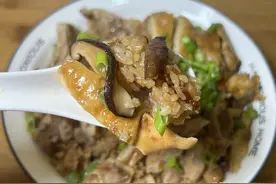 鸡腿肉焖饭在家这样做，可以放心大口吃肉，米饭粒粒分明，好吃图片