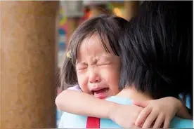 见不到妈妈很乖，一见妈妈就哭，孩子这是被妈妈惯坏了吗？图片