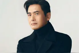 67岁周润发罕登杂志封面，满头白发染黑重拾帅气，眼神犀利气场大图片