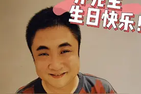乔杉庆祝38岁生日，父女三人同框许愿超有爱，堪称共用一张脸图片