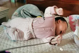 宝宝刚满3个月就会翻身，闺蜜好心提醒，医生检查后宝妈崩溃了！图片