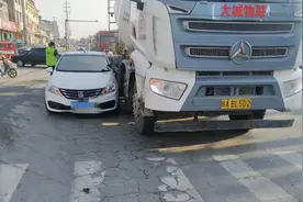 注意！路口这根线不是画着玩的，车主不按导流线行驶剐蹭被判全责图片