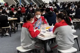 在地面分课堂看了“天宫课堂”，郑州一中学生说：我长大了也想当航天员图片