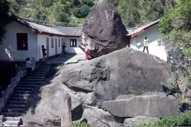 深夜，一声巨响，千斤巨石飞入院内，从此，校舍变景区图片