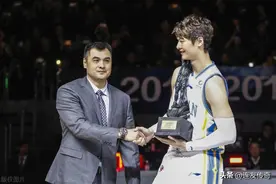 中国男篮94黄金一代的优秀代表，CBA联赛的战神——刘玉栋图片