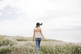 当一个人瞧不起你时，不要讨好，要学会“冷处理”图片