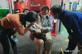 “熊孩子”被螺帽卡手 家长深夜求助消防站图片