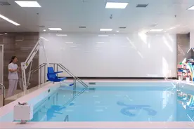 不吃药来“泡澡”，康复师为保患者安全每天坚持锻炼，探秘襄阳唯一一家医院水疗中心图片