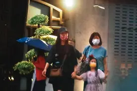 5岁霍小茹近况，暴风抽高似花仙子，人小鬼大学霍建华给妈妈敬酒图片