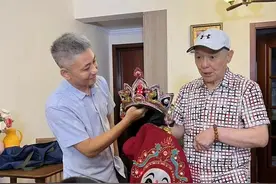 变脸艺术传人王道正点拨广西戏曲新人图片