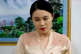 赵本山“御用老伴”关婷娜，在豪宅内养羊驼，穿低领睡衣秀事业线图片