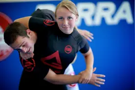 女孩当街KO男人视频大火，事实证明这招真的好用图片