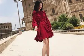 你知道怎么穿红色衣服拍出高级感吗？看完这篇文章，你就会了！图片