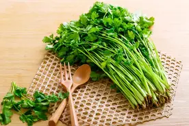 别以为香菜只能做菜调味，它还可以入药治病你知道吗？图片