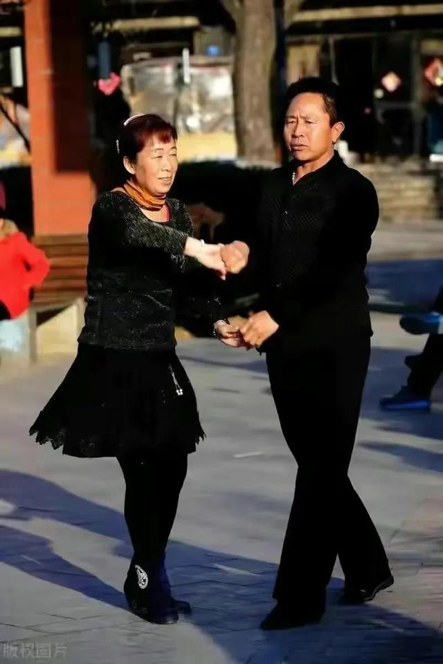 为何说交谊舞跳不得？63岁阿姨哭诉：跳交谊舞三个月，我失去一切