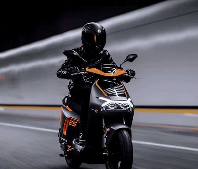 森蓝高端电摩es5,3组电池支持快充,有能量回收,最大续航230km