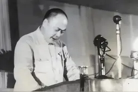 1949年解放军举行上海入城仪式，美国领事驾车拦路，陈毅：抓起来图片