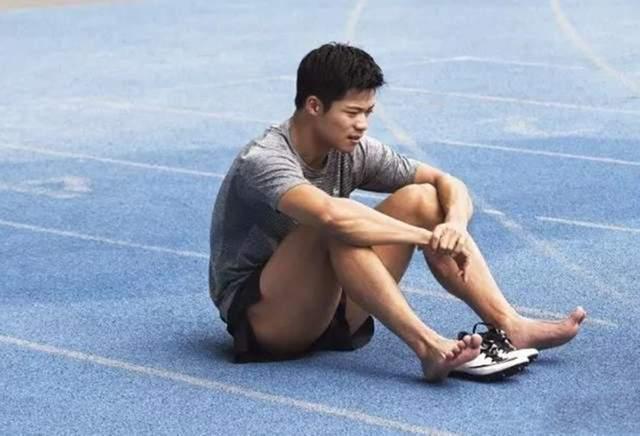 苏炳添:以9秒98的成绩打破亚洲百米赛纪录,创造黄种人的神话