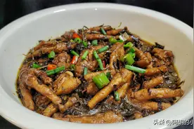做鸡爪加点它，才知道啥是绝配！咸鲜开胃，一抿脱骨，啃完不过瘾图片