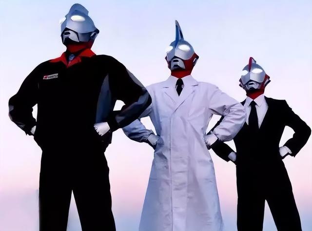 奥特曼是光着屁股，还是穿着红白相间的紧身衣？