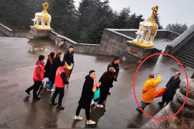 baby到峨眉山求佛被偶遇，手拿福袋一脸素颜，由寺内僧人亲自带路图片