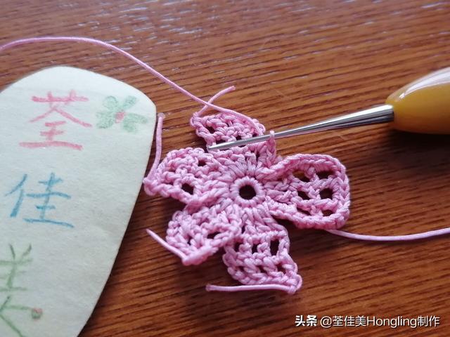 钩织了好几朵高颜值糖果色的可爱立体镂空花花,这是图文教程哦