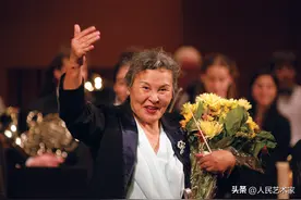 她是新中国第一位交响乐女指挥家，克服万难成为指挥台上的女“司令”，让世界听到中国的浪漫与强大图片