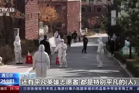 致敬“抗疫英雄”，11岁男孩在窗台开了场“演唱会”图片