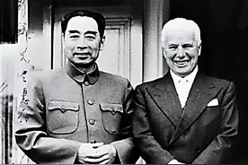 1954年周总理宴请卓别林，卓别林指着桌上的茅台：能送我一瓶吗？图片