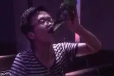 轻松一刻：兄弟呀，喝不下就不要硬往里塞了，你再喝一瓶得吐半瓶图片