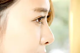 近视眼手术两大误区：手术能治好近视眼，眼科专家自己不做手术图片