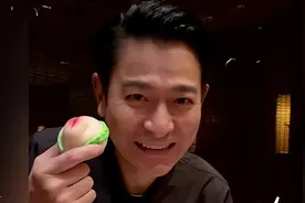 61岁刘德华哈尔滨庆生！打赤脚唱歌中气足，拍戏开会练歌连轴转图片