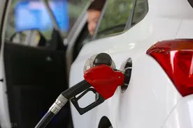 你的车加油口是在车的左边还是右边？加油口朝向由什么决定？图片