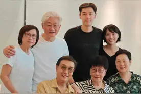 胡歌与老婆参加聚会，黄曦宁素颜被嘲，终于明白胡歌的“无奈”图片